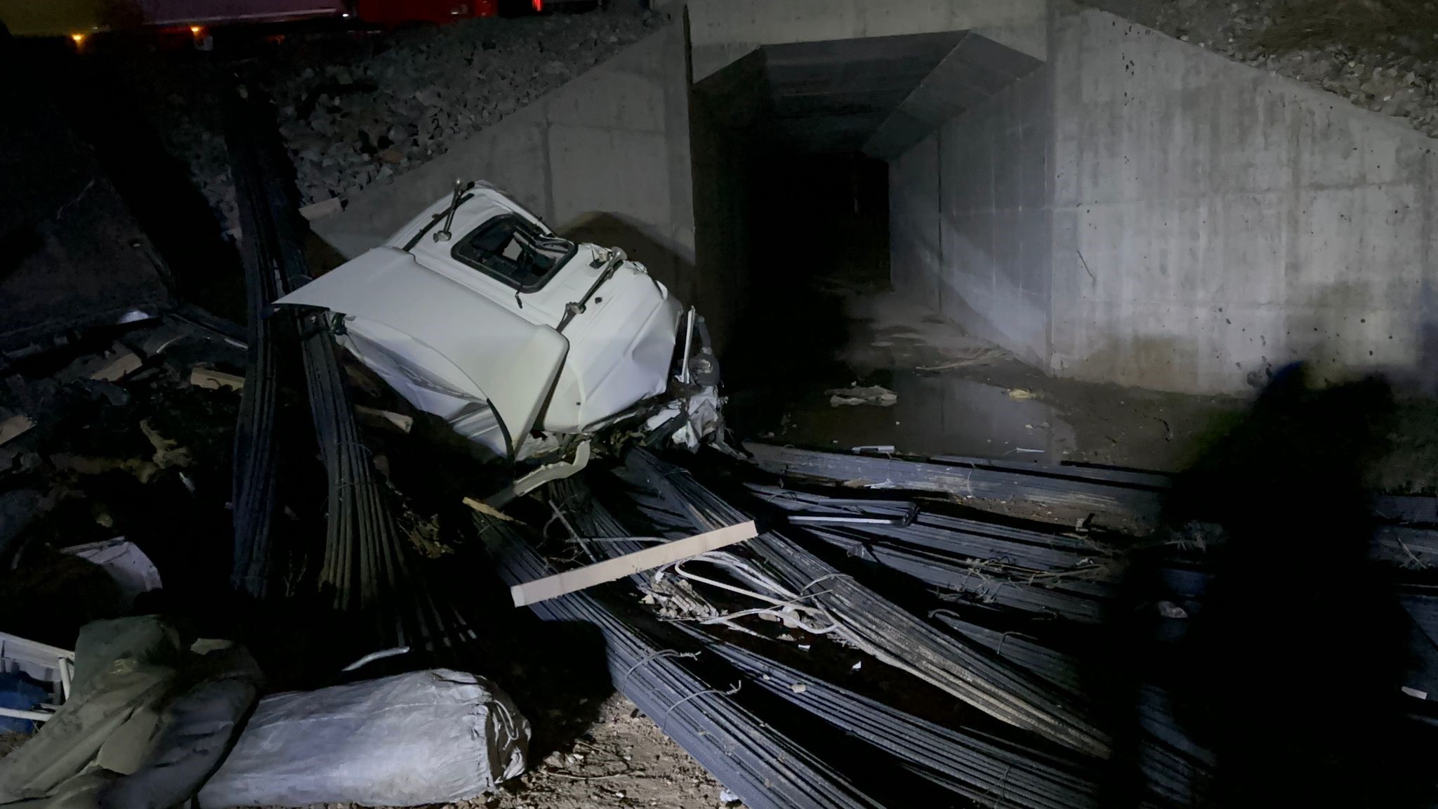 DEMİR YÜKLÜ TIR 3 METRE MERFEZDEN AŞAĞI UÇTU