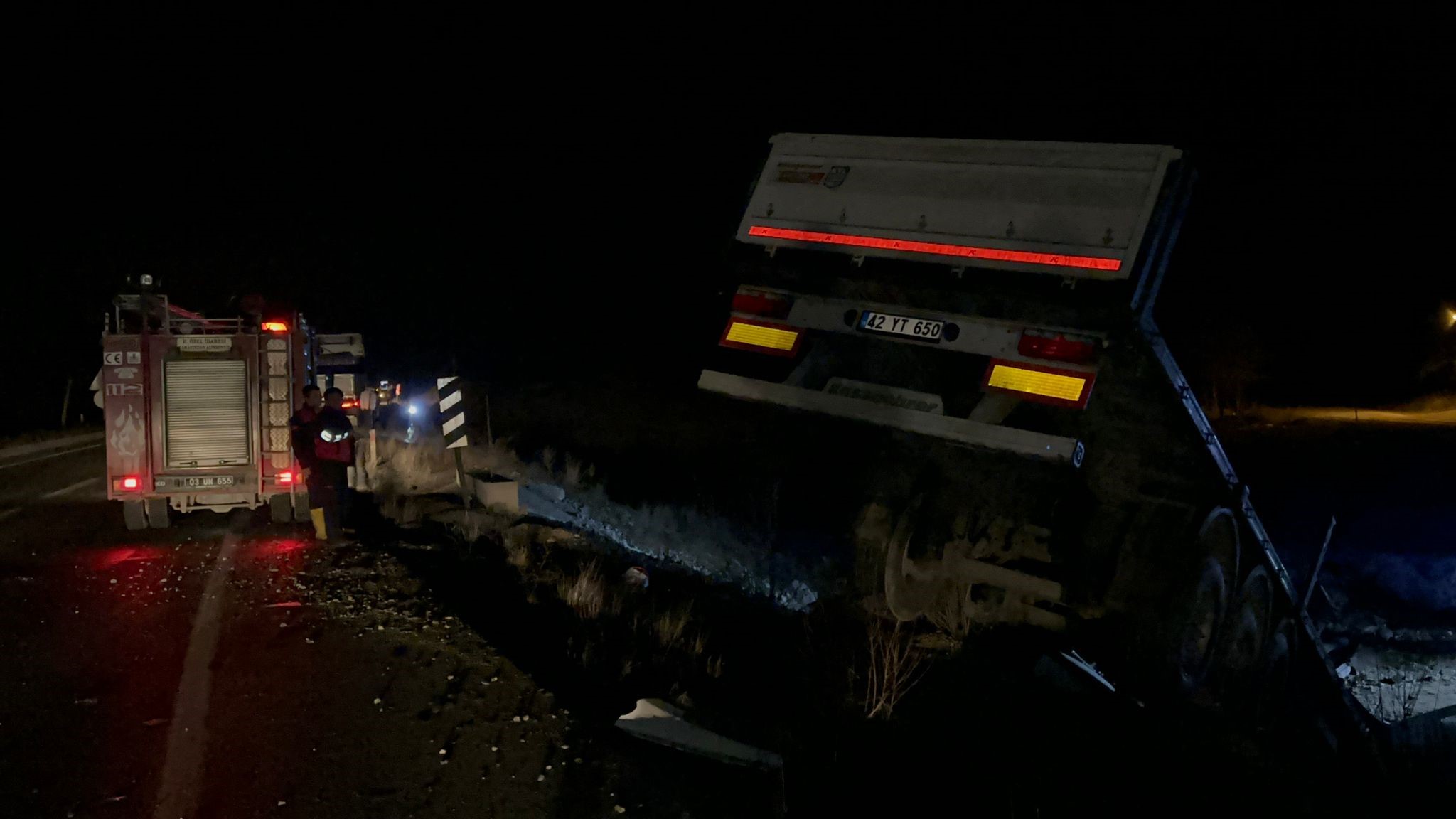 DEMİR YÜKLÜ TIR 3 METRE MERFEZDEN AŞAĞI UÇTU