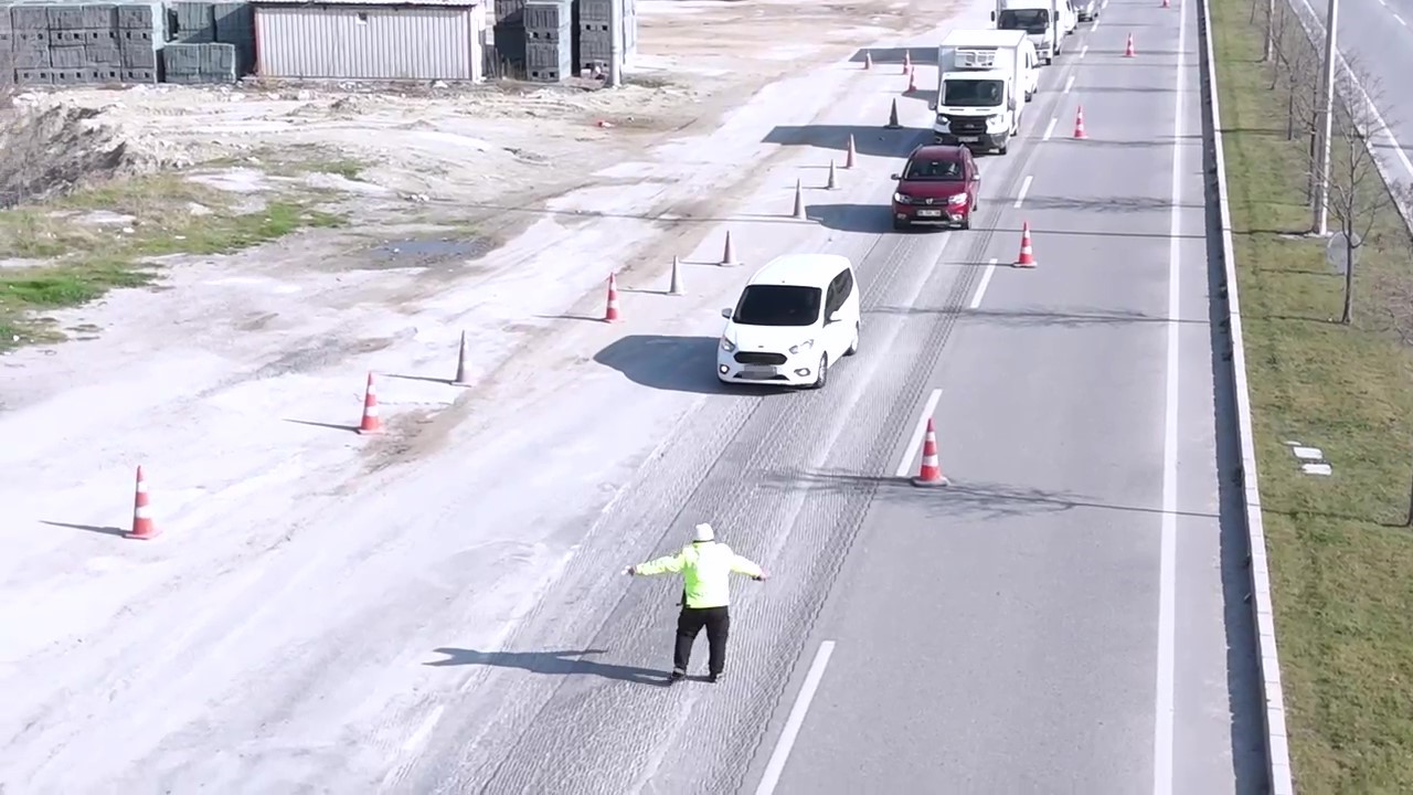 UYANIK SÜRÜCÜLER DRON KAMERASINDAN KAÇAMADI