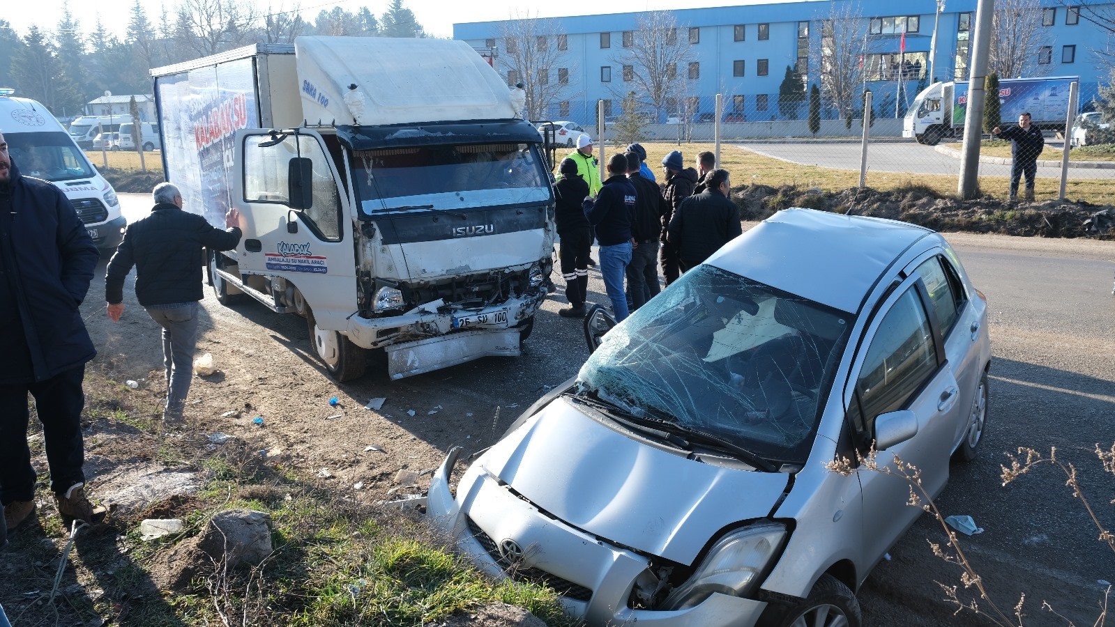 KONTROLDEN ÇIKAN OTOMOBİL KAMYONLA ÇARPIŞTI: