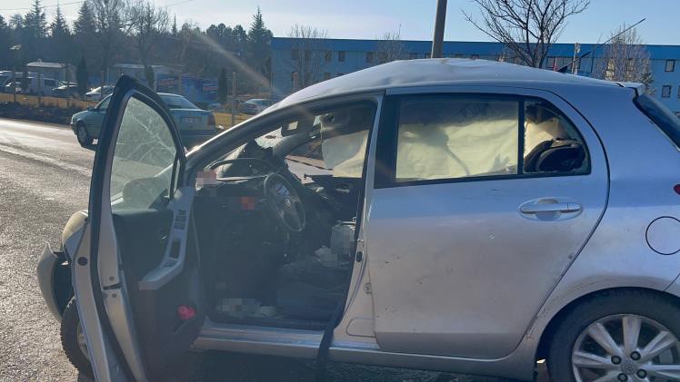 KONTROLDEN ÇIKAN OTOMOBİL KAMYONLA ÇARPIŞTI: