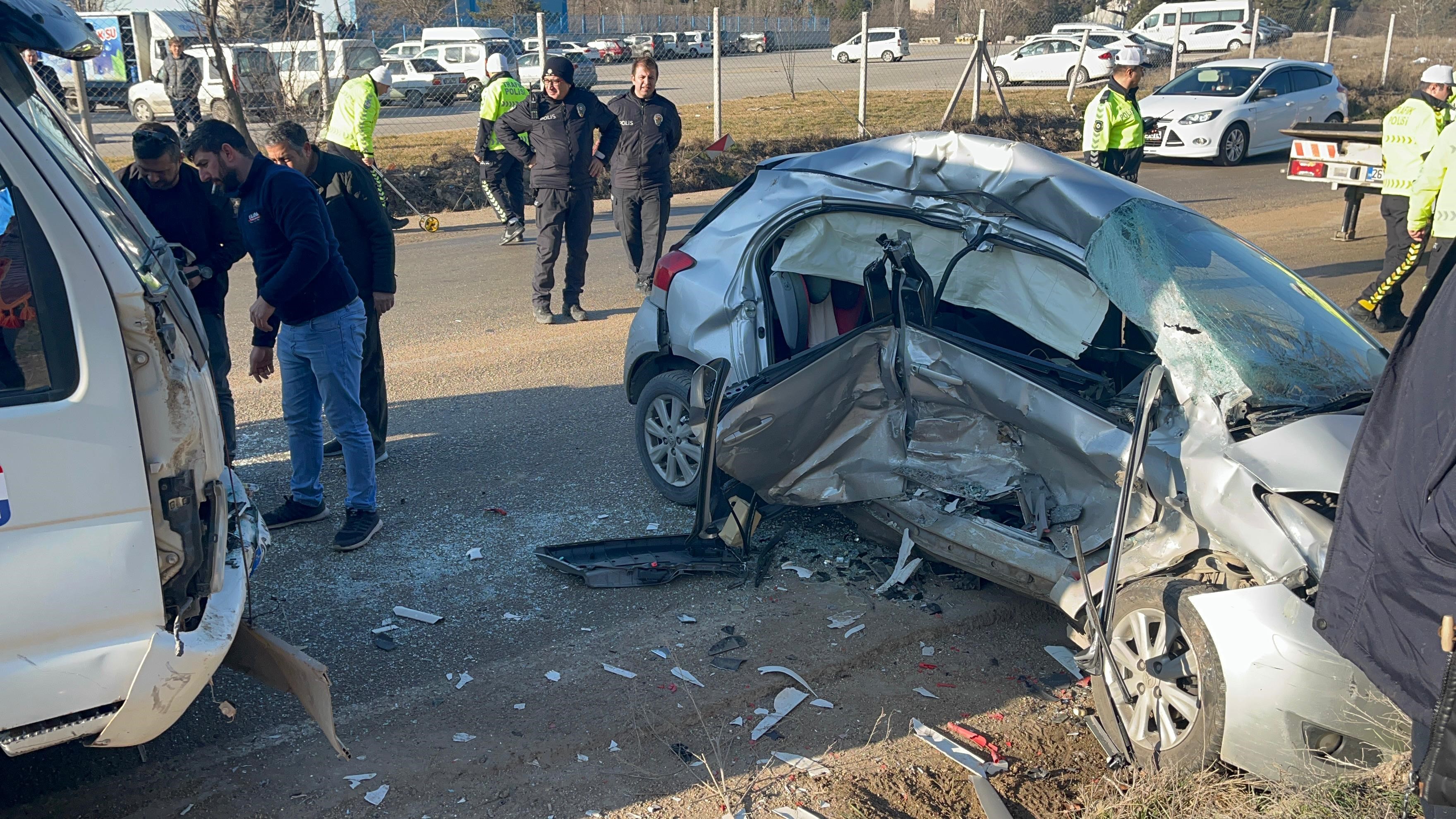 KONTROLDEN ÇIKAN OTOMOBİL KAMYONLA ÇARPIŞTI:
