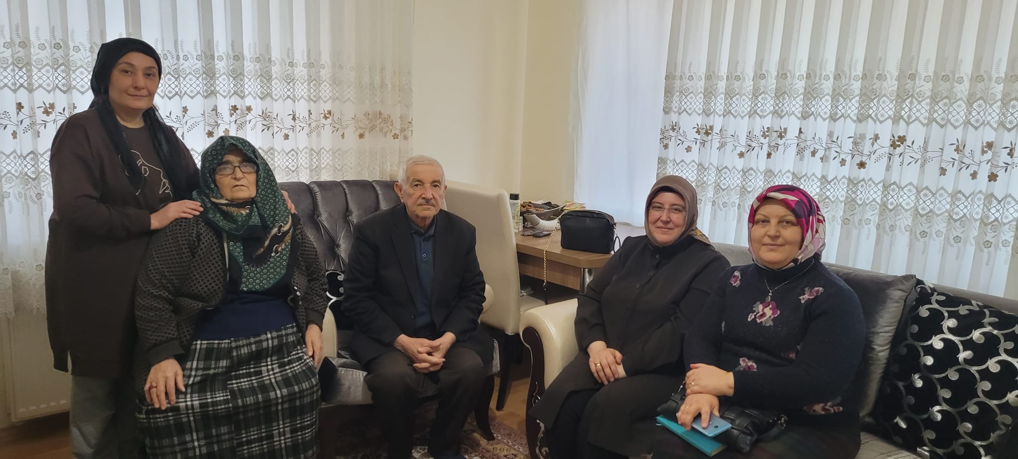 Başkan Ertürk Depremzede Aileleri Ziyaret Etti