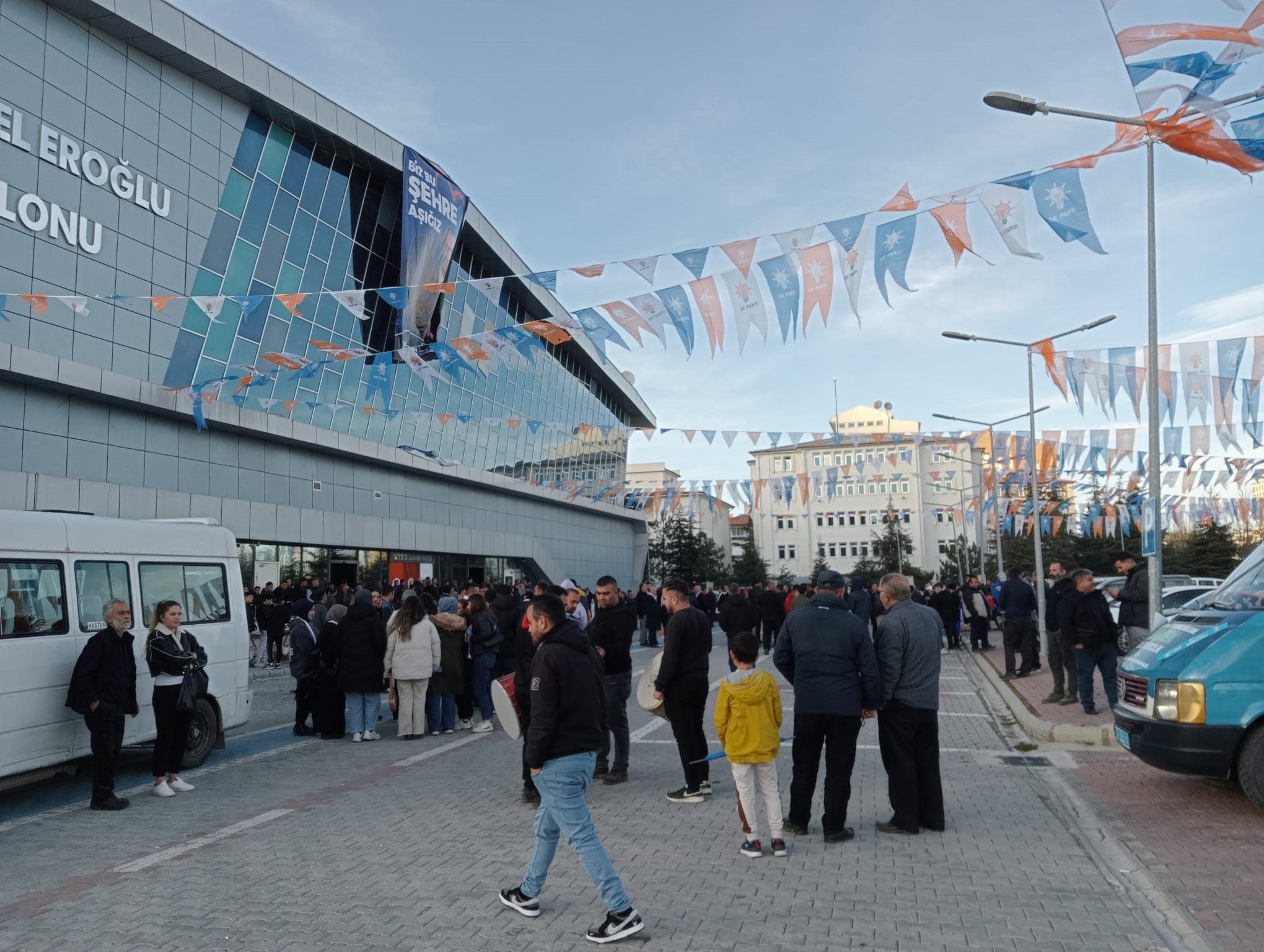 Veysel Eroğlu Spor Salonu Önünde Hareketlilik Başladı