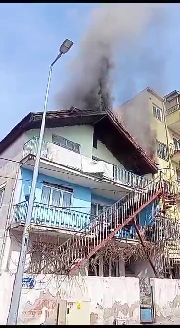 3 KATLI BİNANIN ÇATI KATINDA YANGIN ÇIKTI