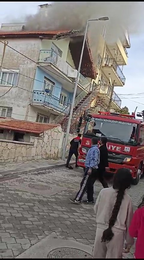 3 KATLI BİNANIN ÇATI KATINDA YANGIN ÇIKTI