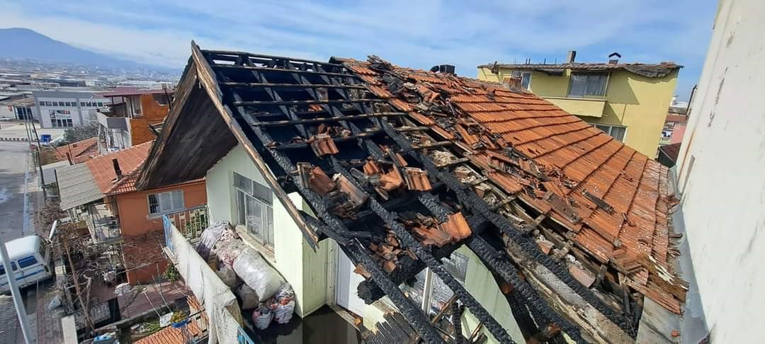 3 KATLI BİNANIN ÇATI KATINDA YANGIN ÇIKTI