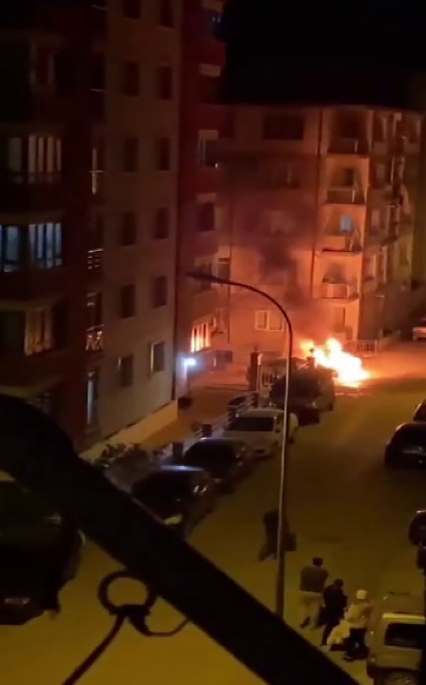PARK HALİNDEKİ ARAÇ ALEV ALEV YANDI