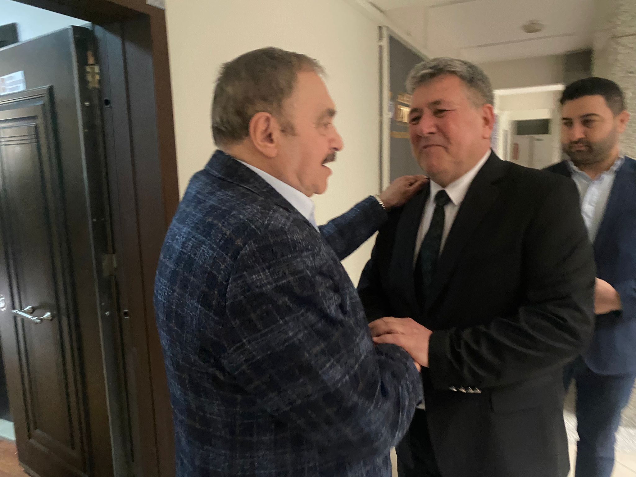 BAŞKAN AKAR, BASIN ÇALIŞANLARINA YAPILAN SALDIRIYI KINADI