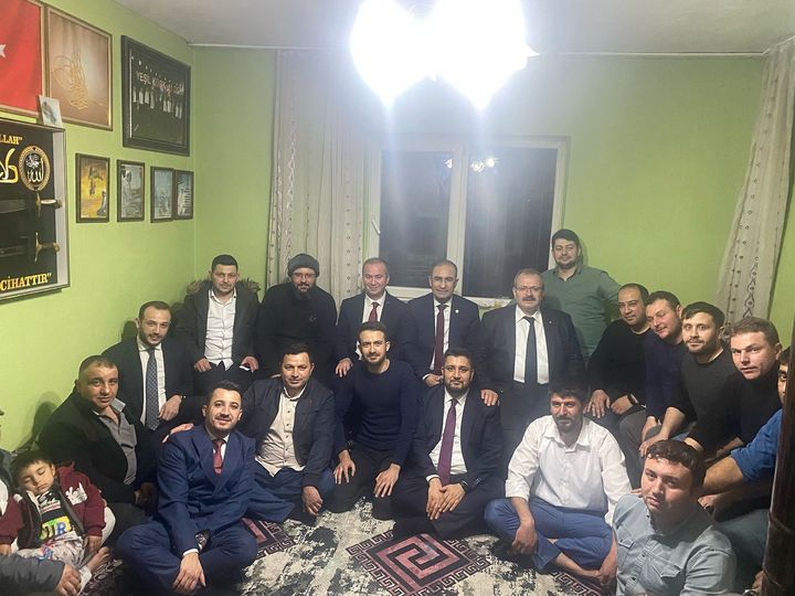 ULUÇAY ADAY TANITIM TOPLANTISI SONRASINDA GENÇLERLE BULUŞTU