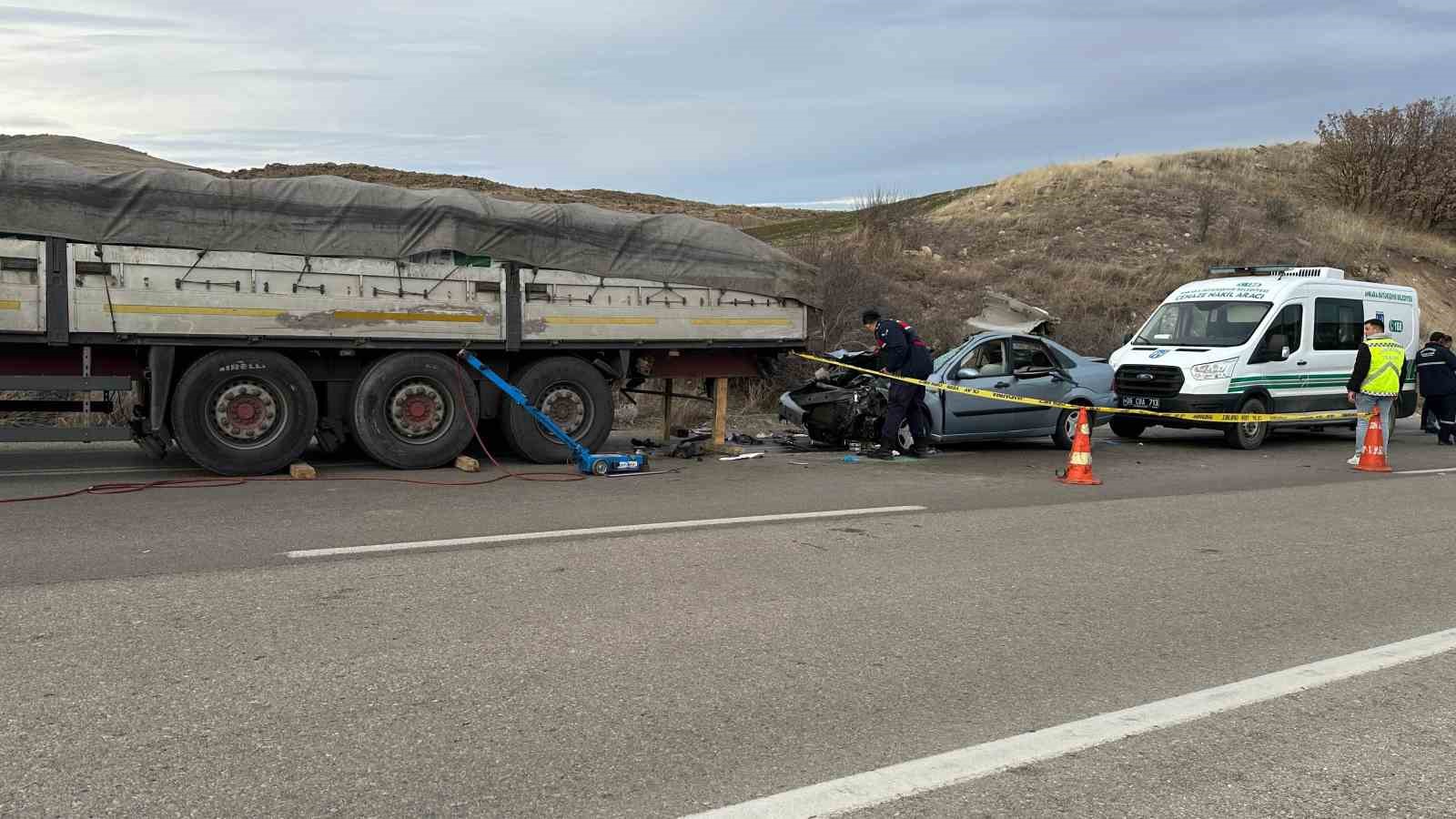 OTOMOBİL TIR DORSESİNE ÇARPTI