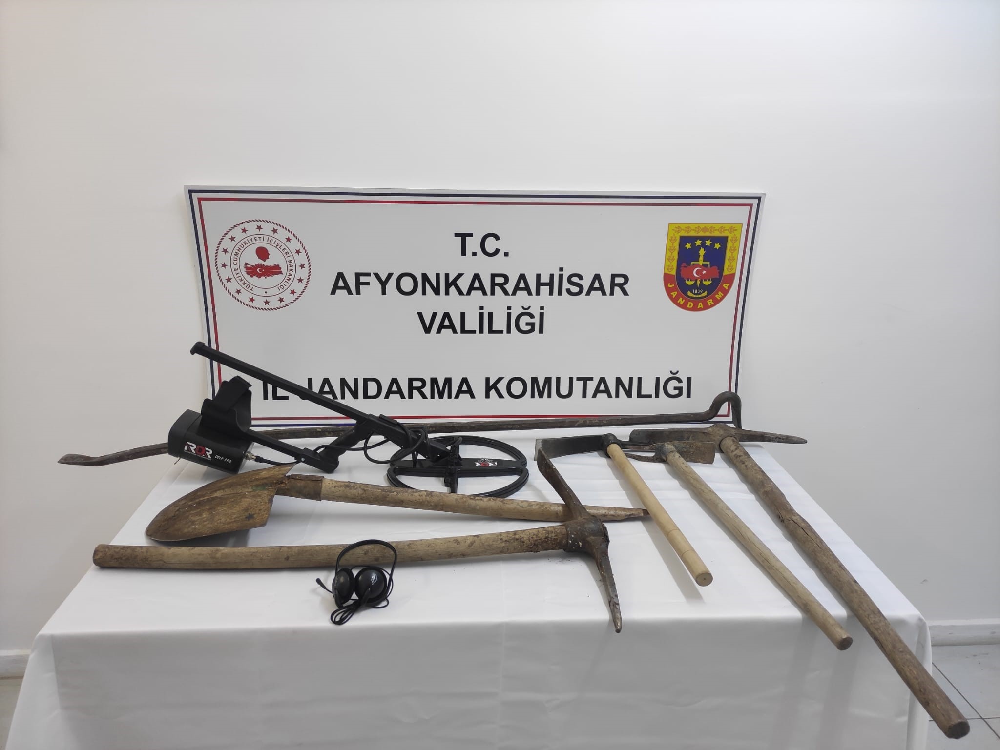 ŞUHUT BADEMLİ KÖYÜNDE KAÇAK KAZI OPERASYONU!