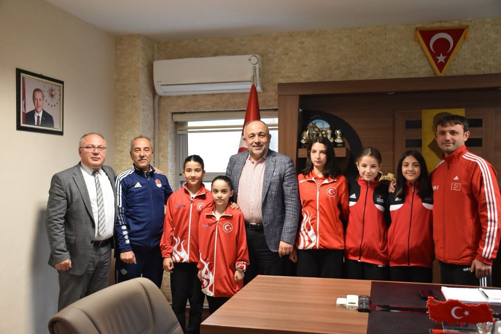 KASAPOĞLU, BAŞARILI KARATE YILDIZLARINI TEBRİK ETTİ