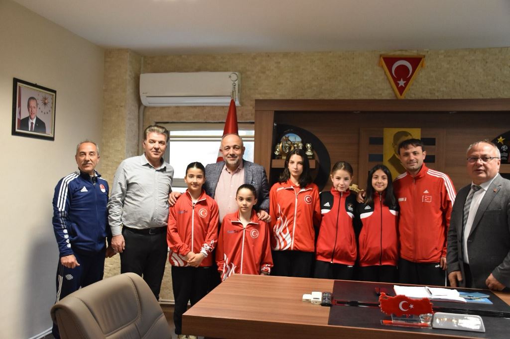 KASAPOĞLU, BAŞARILI KARATE YILDIZLARINI TEBRİK ETTİ
