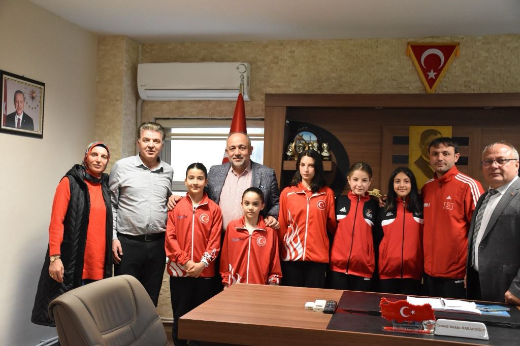 KASAPOĞLU, BAŞARILI KARATE YILDIZLARINI TEBRİK ETTİ