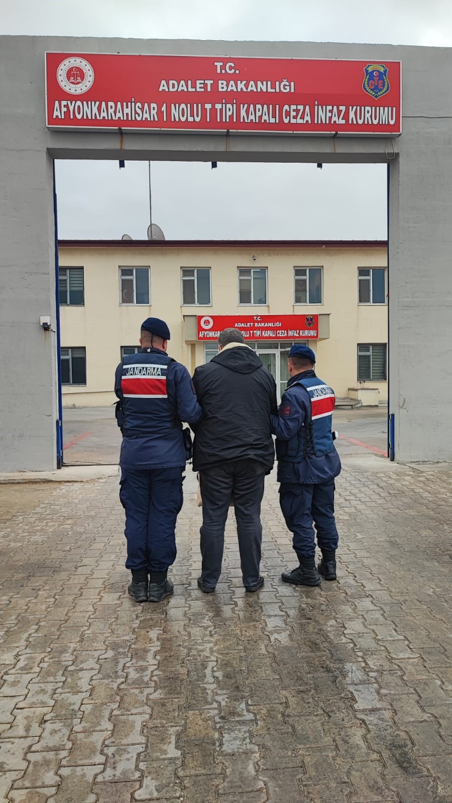 BAŞKASININ KARTINDAN HARCAMA YAPTI, IŞIKLARDA YAKALANDI