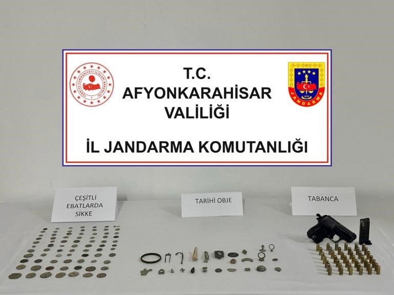 Afyon'da Definecilere Suçüstü Jandarma Kıskıvrak Yakaladı