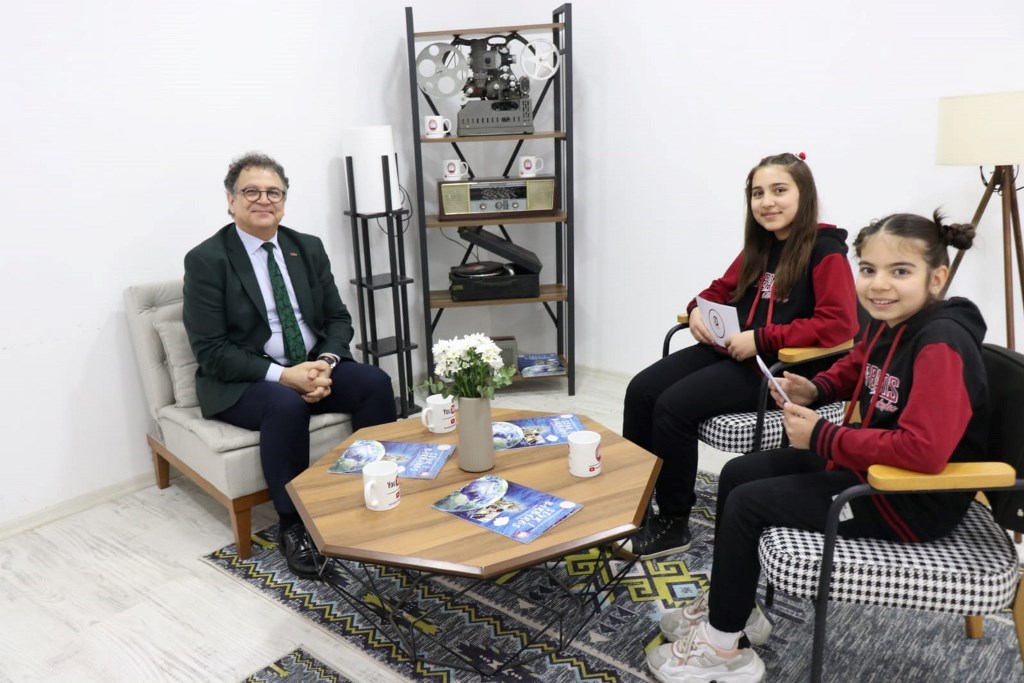 MEZUN OLDUĞU OKULDA ÖĞRENCİLER İLE BULUŞTU