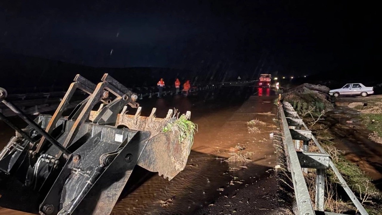 Şiddetli Yağmur Taşkınlara Neden Oldu Karayolları Ulaşıma Kapandı