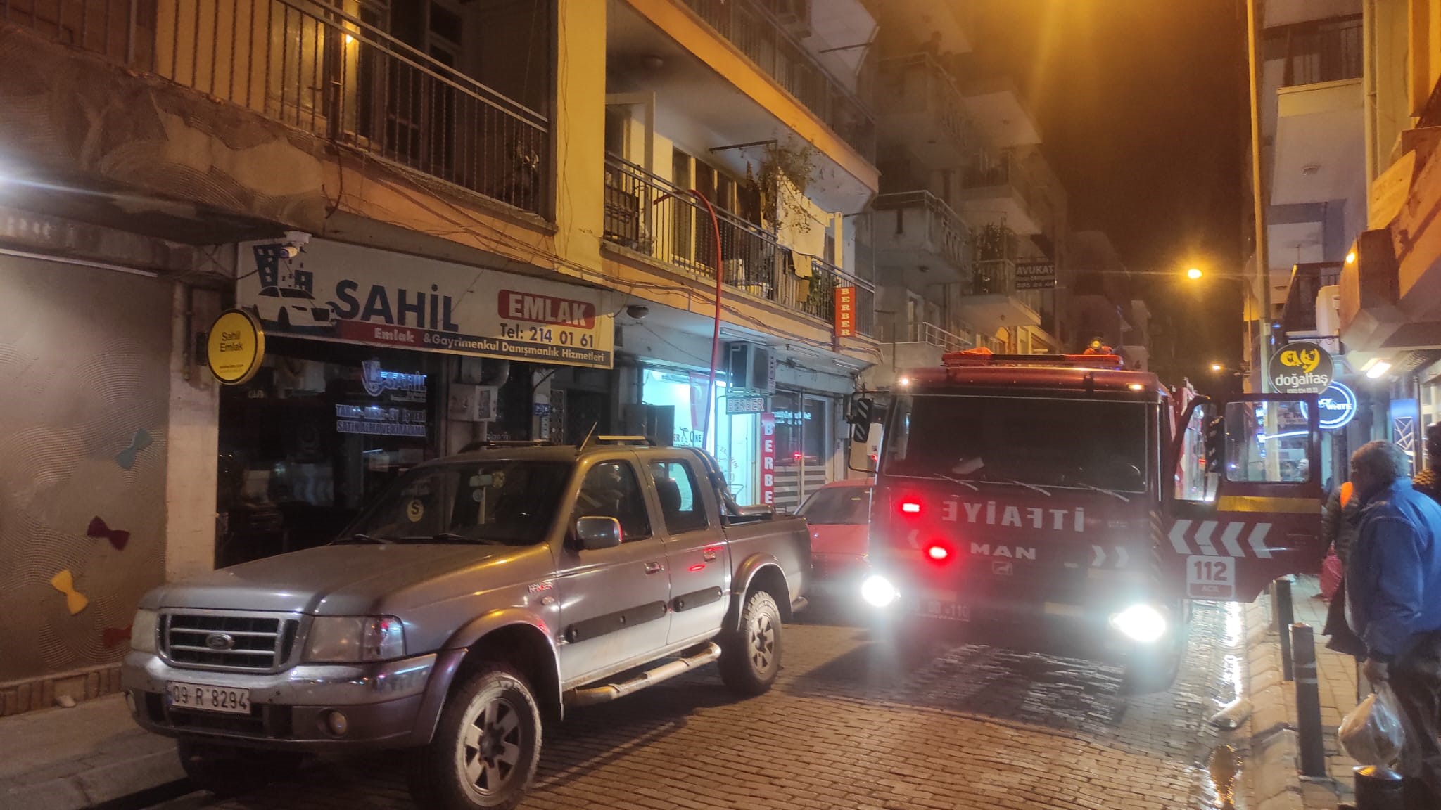 Evi Yanan Yaşlı Kadın, Can Yoldaşını Ölüme Terk Etmedi!