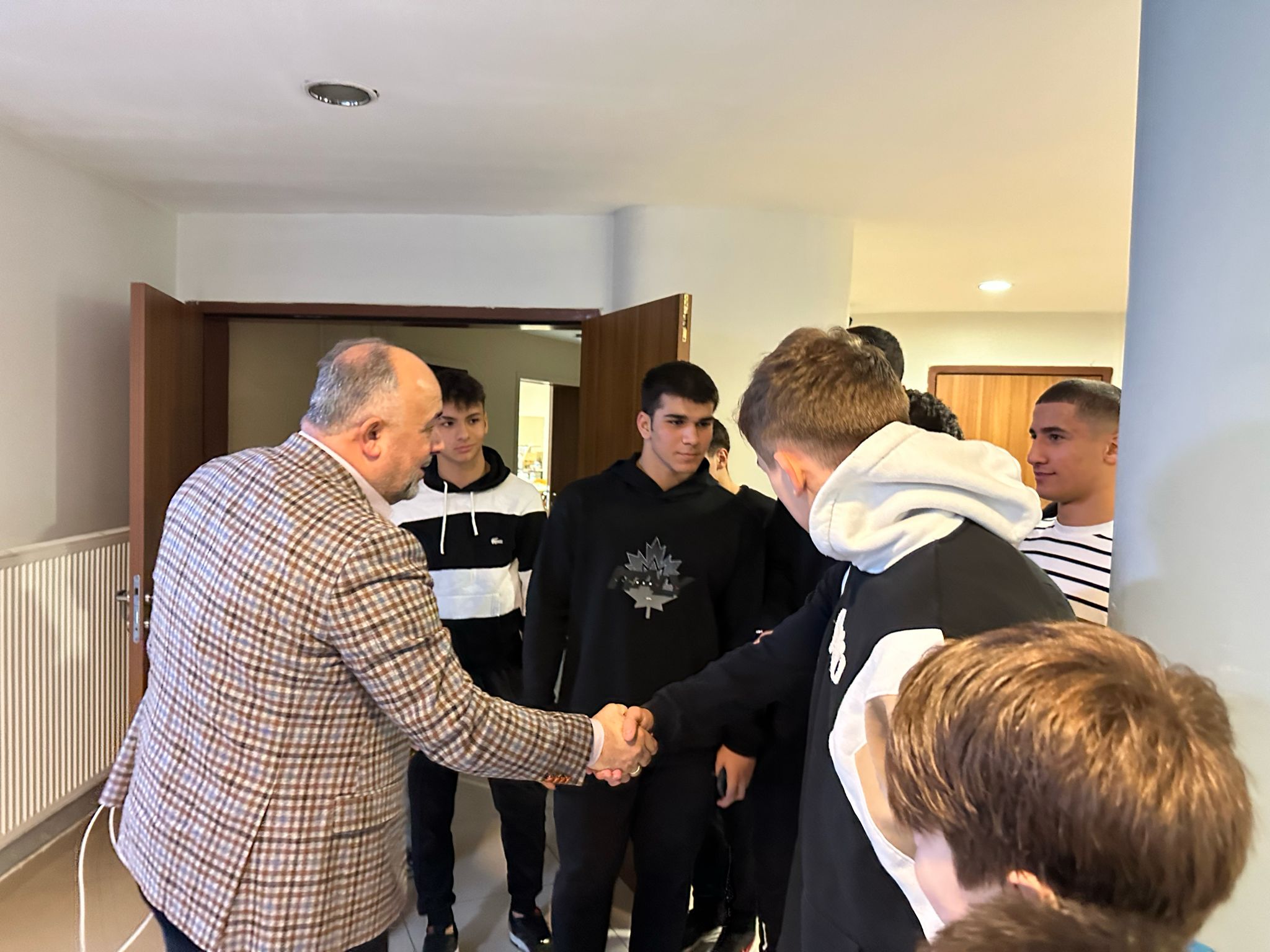 TÜRKİYE GÜREŞ ŞAMPİYONASI'NA KATILACAK GENÇ GÜREŞÇİLERLE BULUŞTU