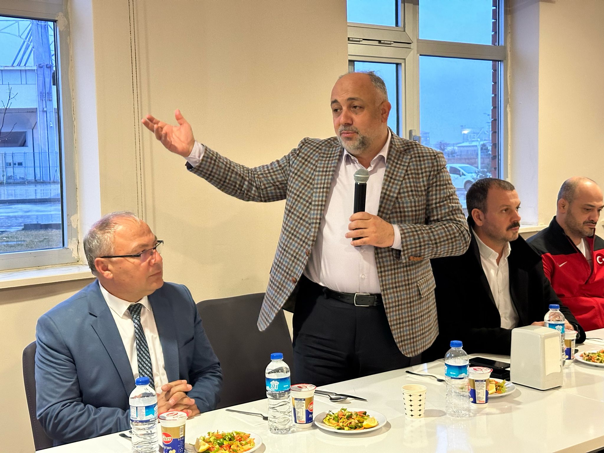 TÜRKİYE GÜREŞ ŞAMPİYONASI'NA KATILACAK GENÇ GÜREŞÇİLERLE BULUŞTU