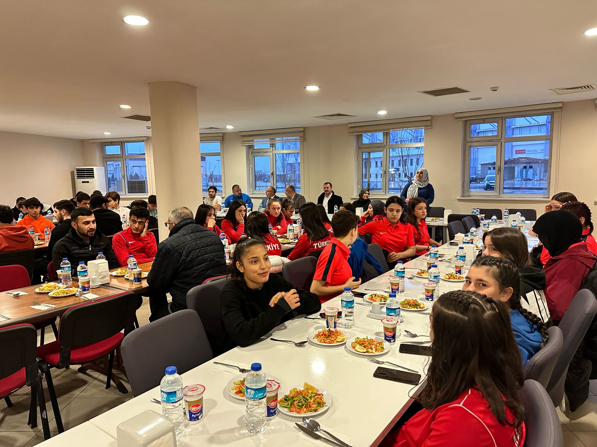 TÜRKİYE GÜREŞ ŞAMPİYONASI'NA KATILACAK GENÇ GÜREŞÇİLERLE BULUŞTU