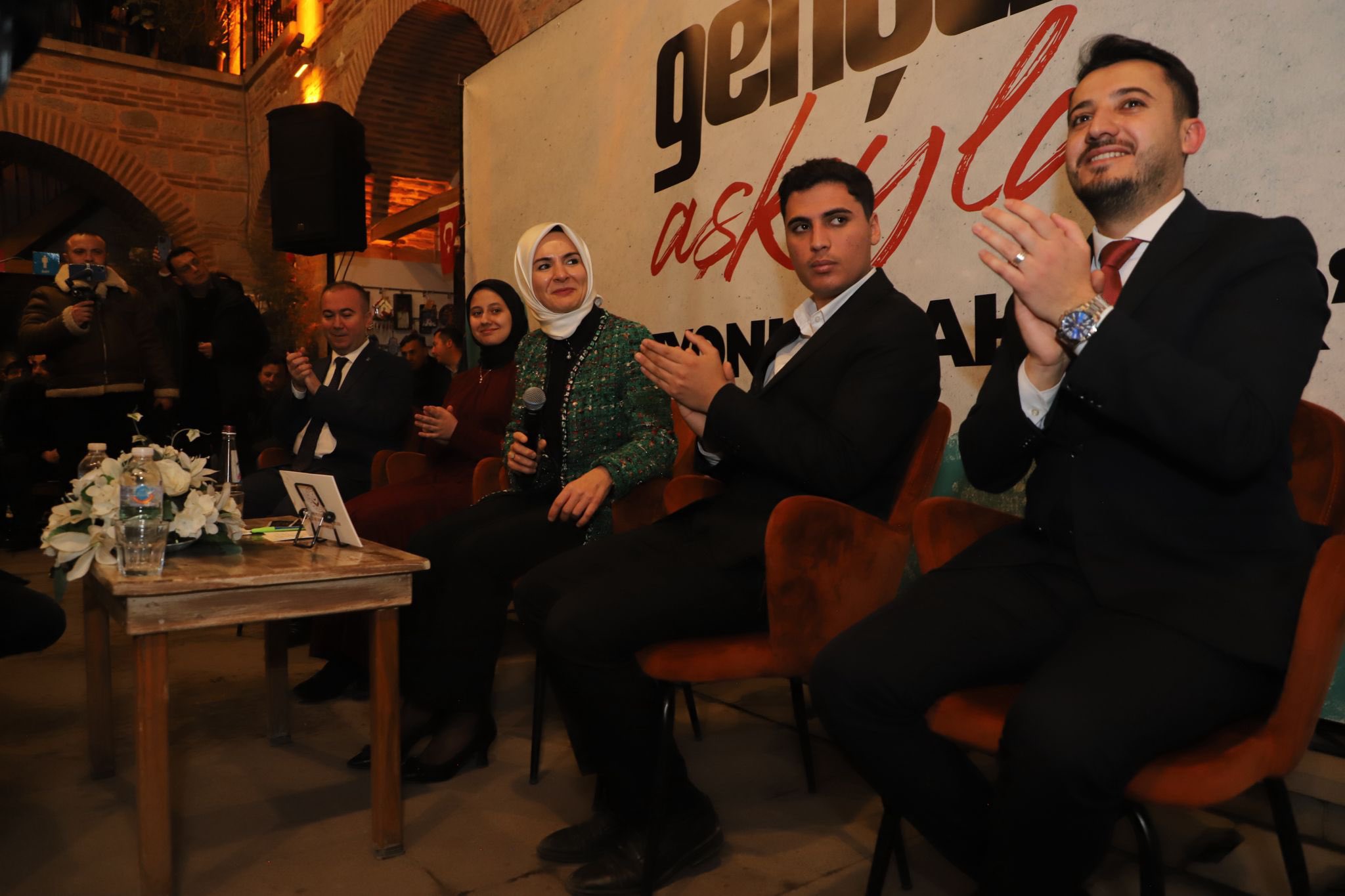 Bakan Göktaş Tarihi Taşhan'da gençlerle buluştu