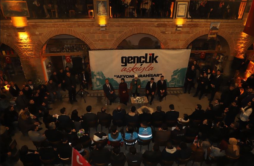 Bakan Göktaş Tarihi Taşhan'da gençlerle buluştu