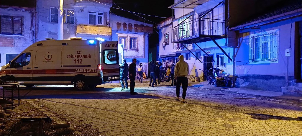AFYON-BOLVADİNDE BIÇAKLI KAVGA!