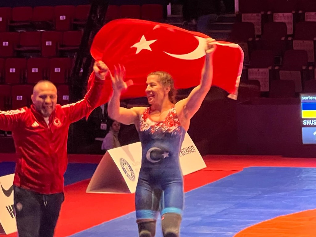 Türk Kadının Sırtı Yere Gelmez!