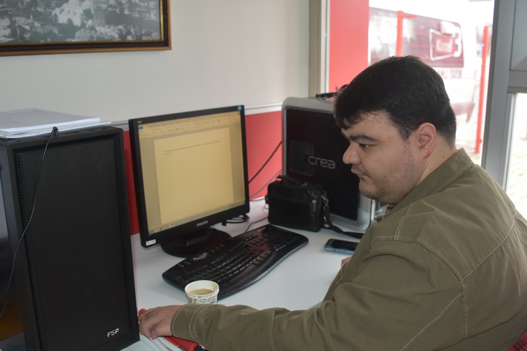 YAPTIĞI TELEVİZYON PROGRAMIYLA FARKINDALIK OLUŞTURUYOR