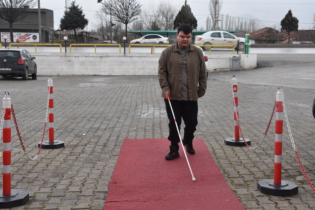 YAPTIĞI TELEVİZYON PROGRAMIYLA FARKINDALIK OLUŞTURUYOR