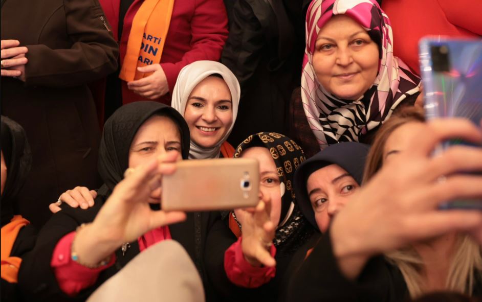 BAKAN GÖKTAŞ  AFYONKARAHİSARLI KADINLARLA BİR ARAYA GELDİ