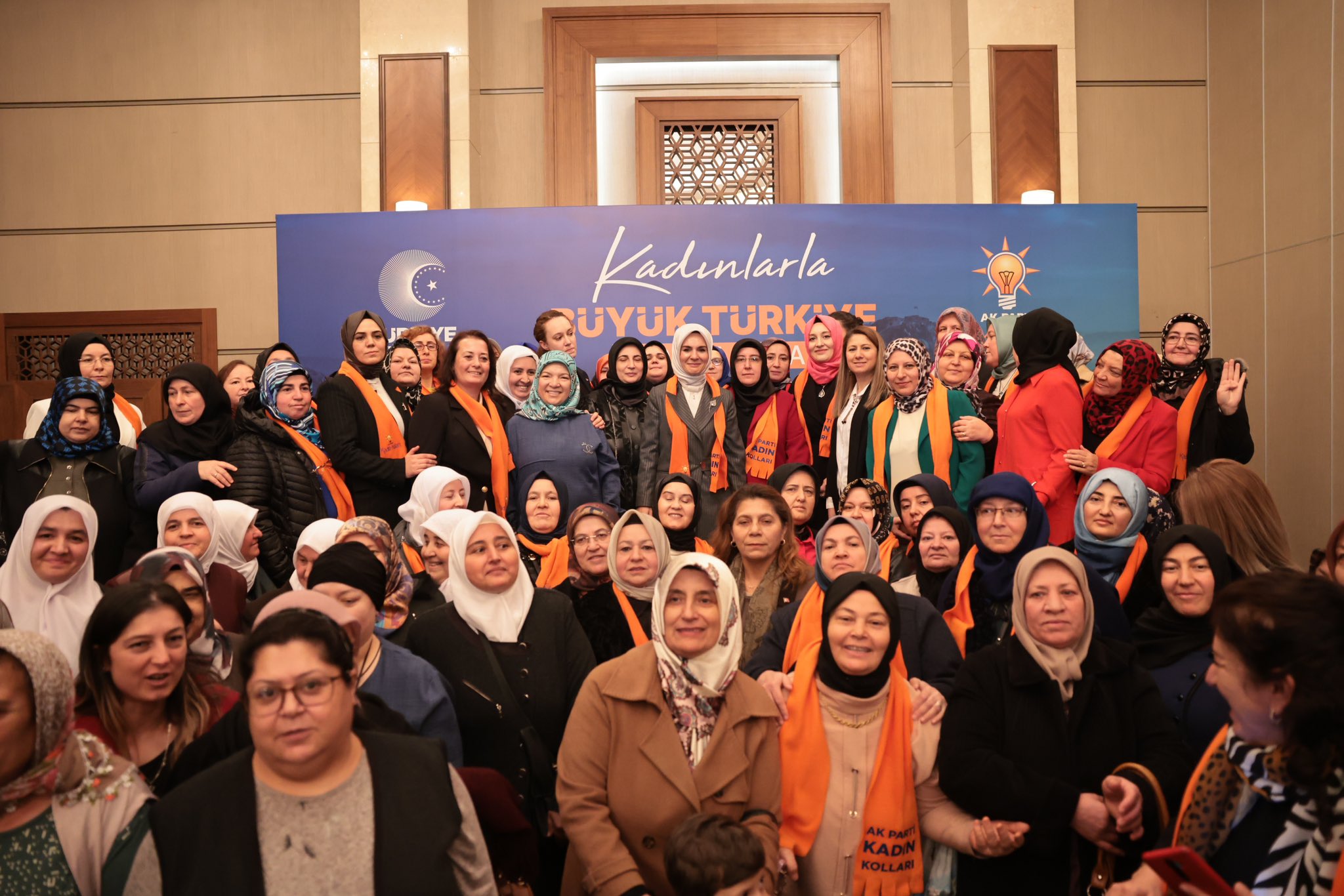 BAKAN GÖKTAŞ  AFYONKARAHİSARLI KADINLARLA BİR ARAYA GELDİ