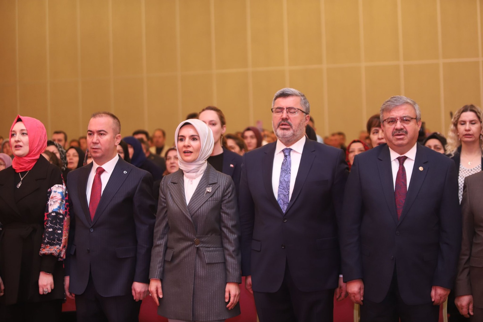 AK PARTİ ADAYI  ULUÇAY 109 PROJEYİ AFYONKARAHİSARLILARLA PAYLAŞTI