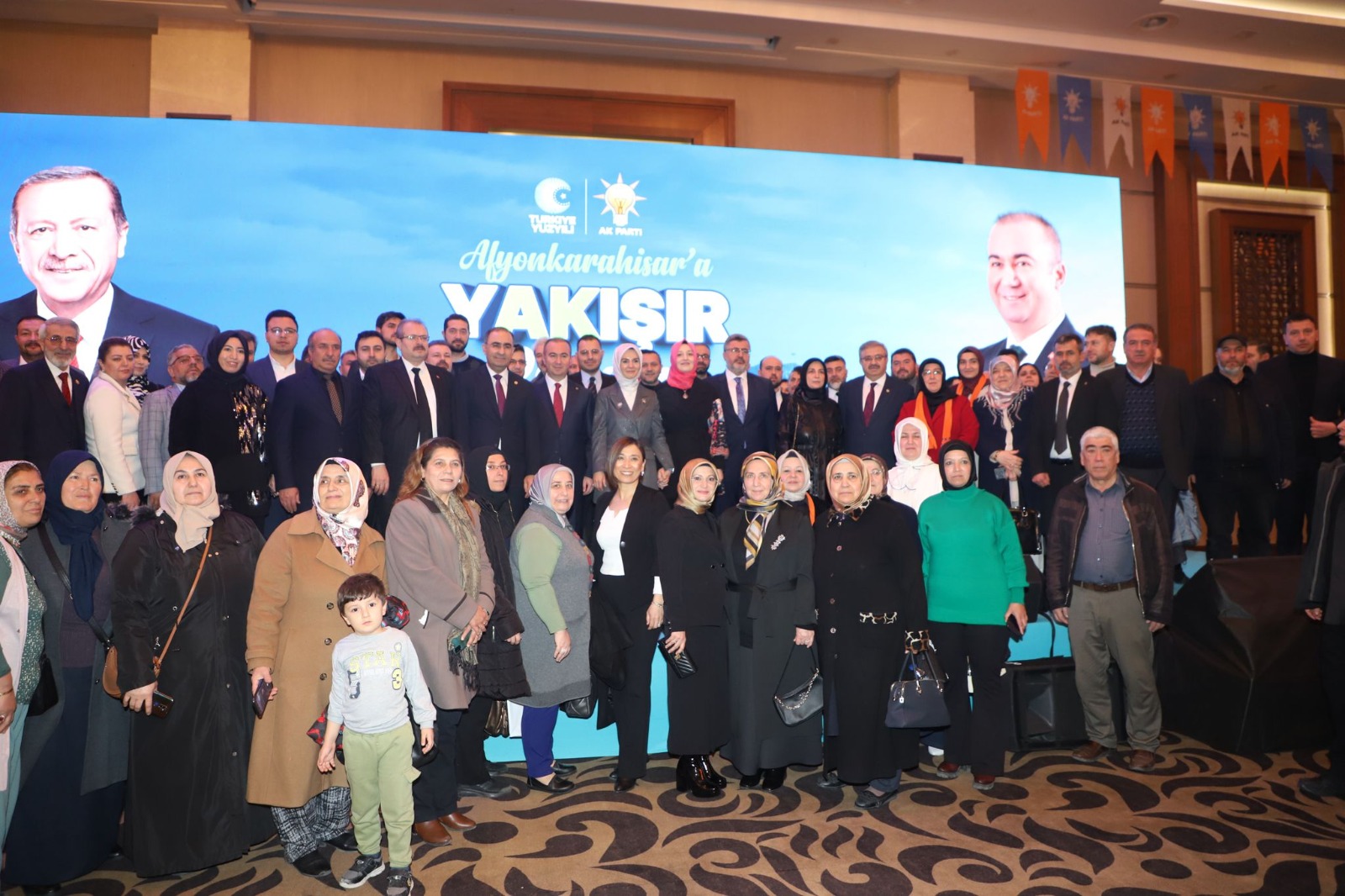 AK PARTİ ADAYI  ULUÇAY 109 PROJEYİ AFYONKARAHİSARLILARLA PAYLAŞTI