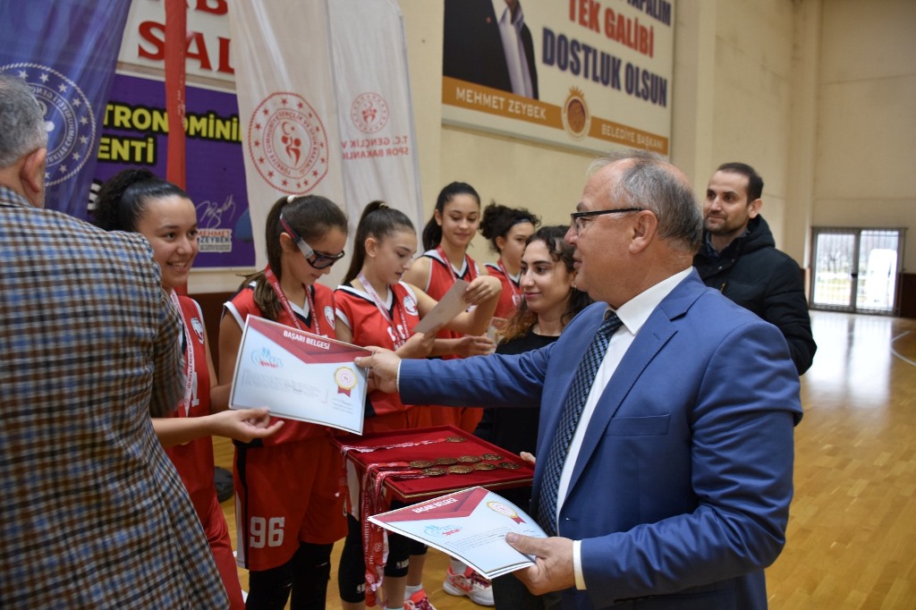 BASKETBOL YILDIZLAR GRUP MÜSABAKALARI TAMAMLANDI