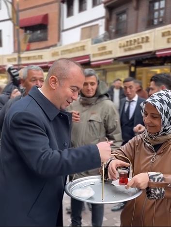 Başkan adayı Uluçay'dan Afyonlulara  çay ikramı