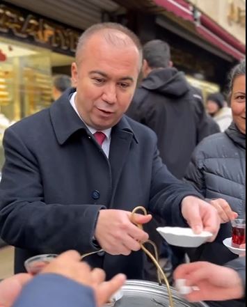 Başkan adayı Uluçay'dan Afyonlulara  çay ikramı