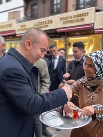 Başkan adayı Uluçay'dan Afyonlulara  çay ikramı