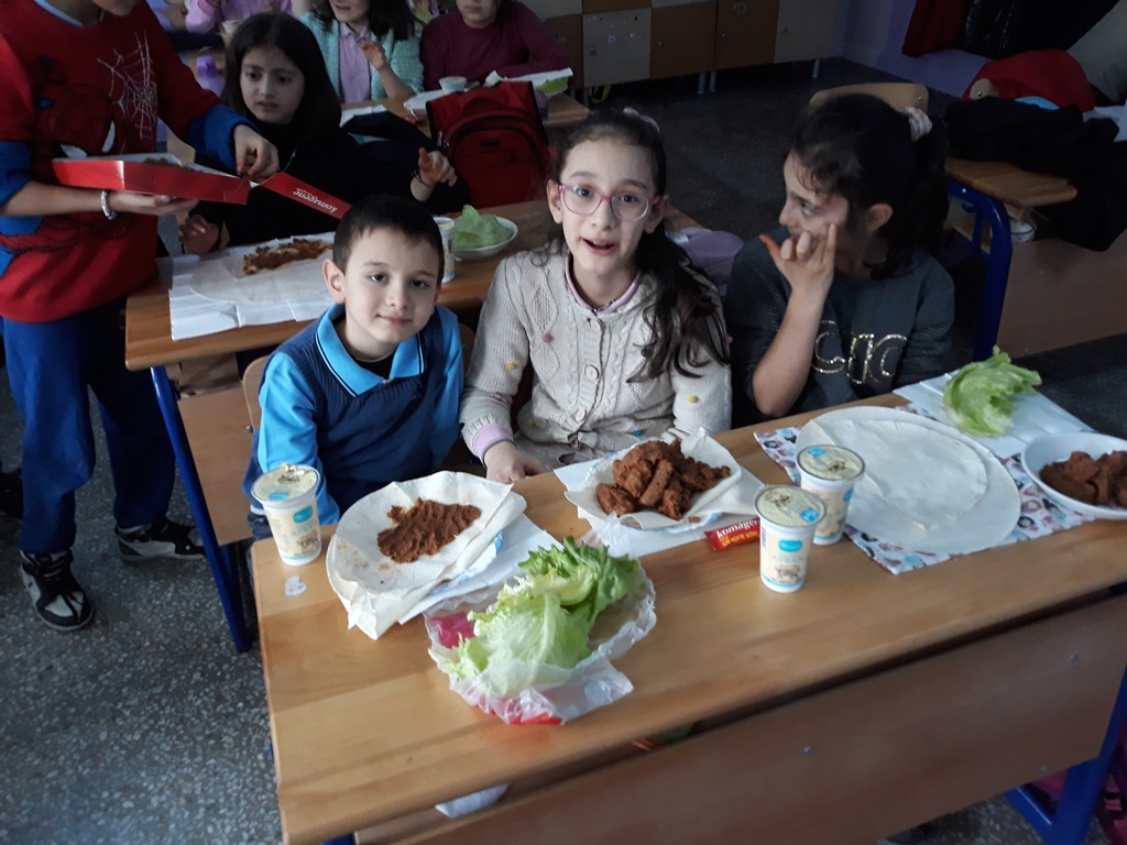 MİNİK ÖĞRENCİLERİN ÇİĞ KÖFTE PARTİSİ