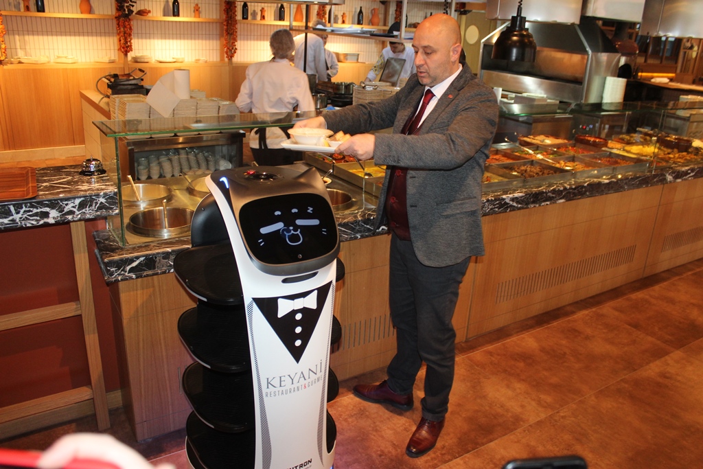 BELLA ROBOT HARİKALAR YARATIYOR