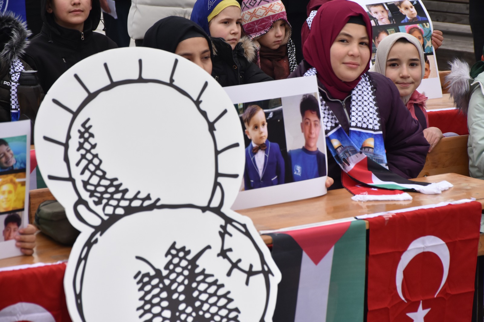 MAZLUM ÇOCUKLAR İÇİN MEYDANA İNDİLER