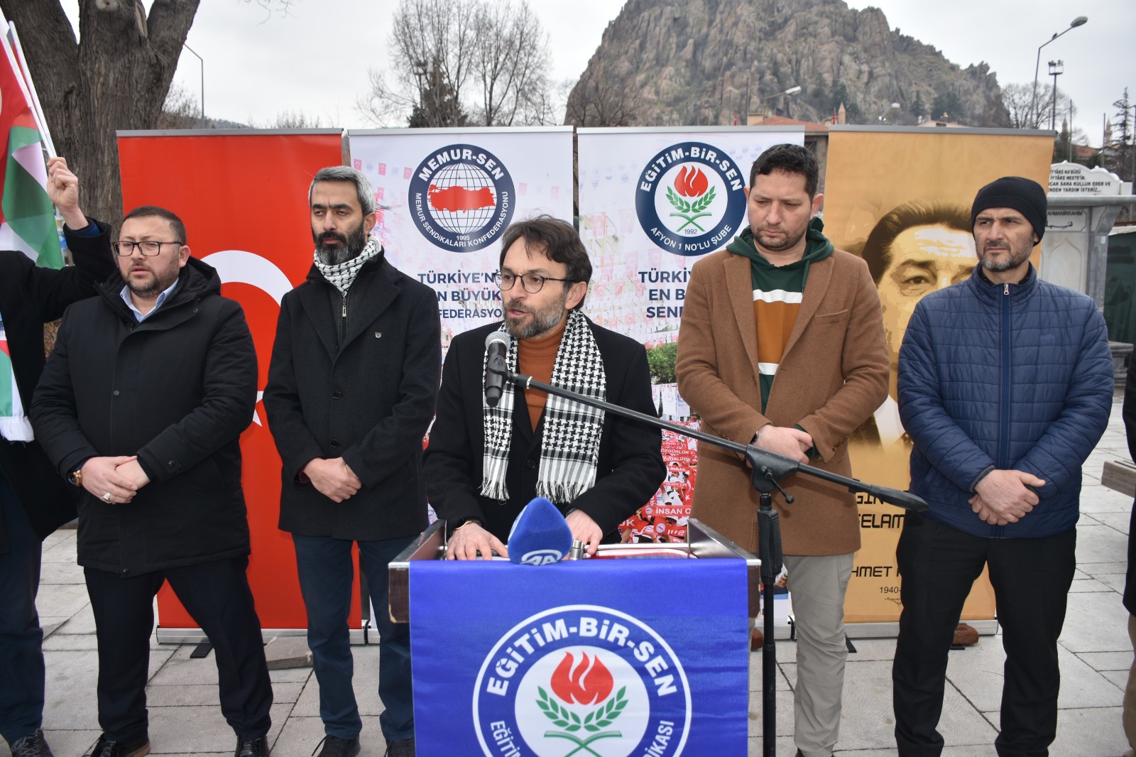 MAZLUM ÇOCUKLAR İÇİN MEYDANA İNDİLER