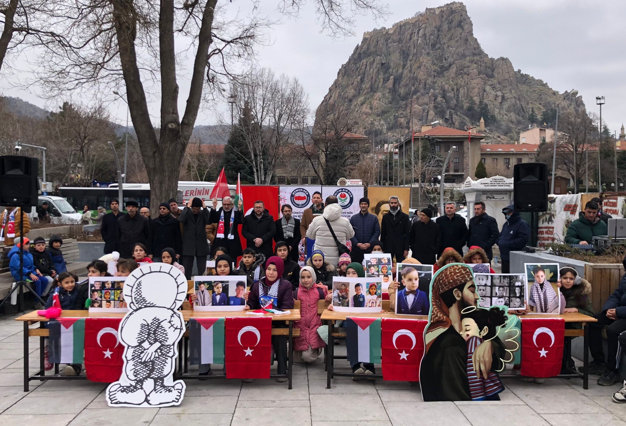 MAZLUM ÇOCUKLAR İÇİN MEYDANA İNDİLER