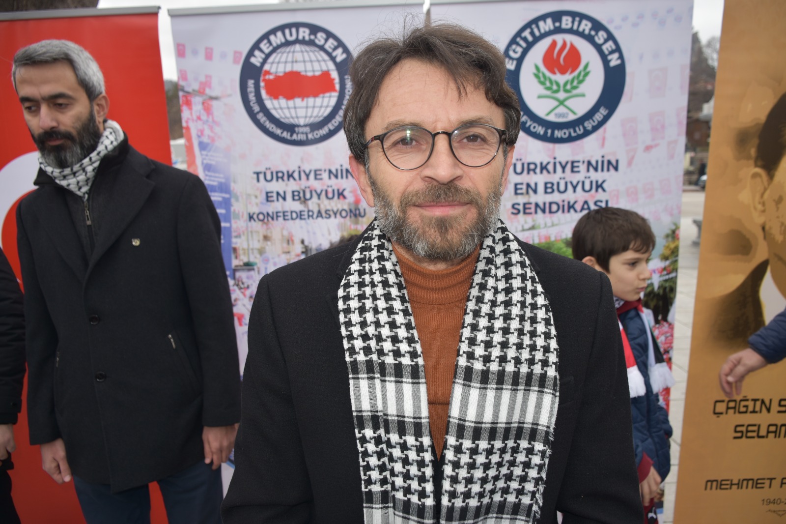 MAZLUM ÇOCUKLAR İÇİN MEYDANA İNDİLER