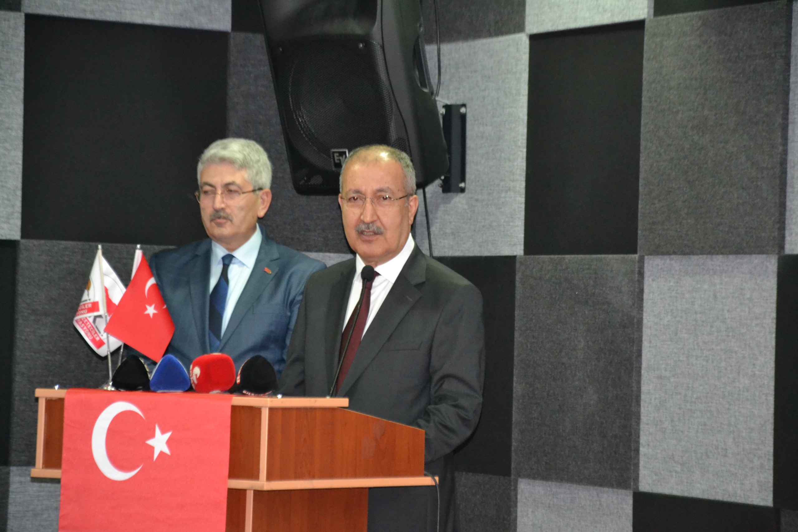 "MESLEK YASASI ÇIKMALI HERKES GAZETECİLİK YAPAMAZ"