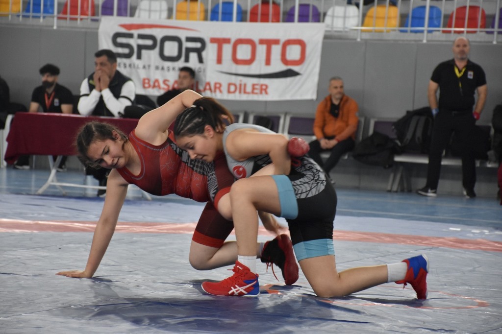 BUSE TOSUN U-17 KADINLAR GÜREŞ TÜRKİYE ŞAMPİYONASI BAŞLADI