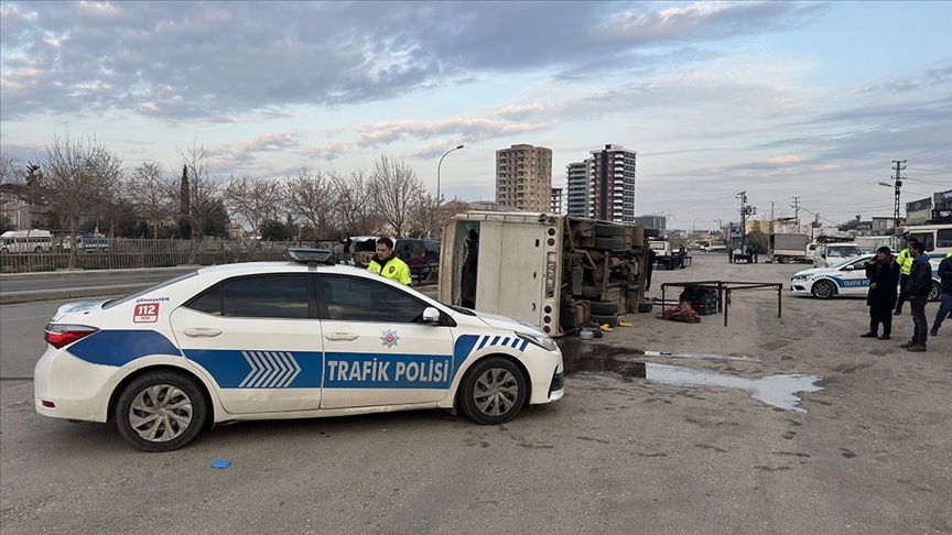 Tarım İşçilerini Taşıyan Midibüs Devrildi